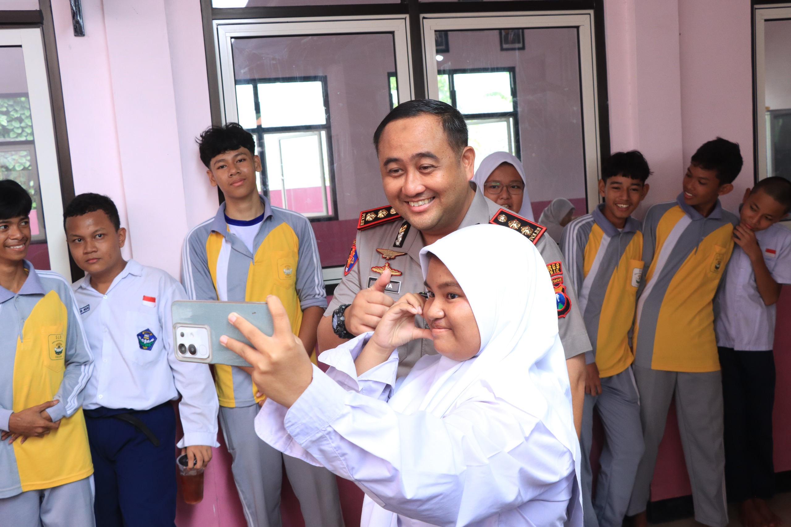 Aksi Humanis Kapolres Gresik di SLB, Beri Semangat dan Pelukan Hangat untuk Anak-anak Istimewa